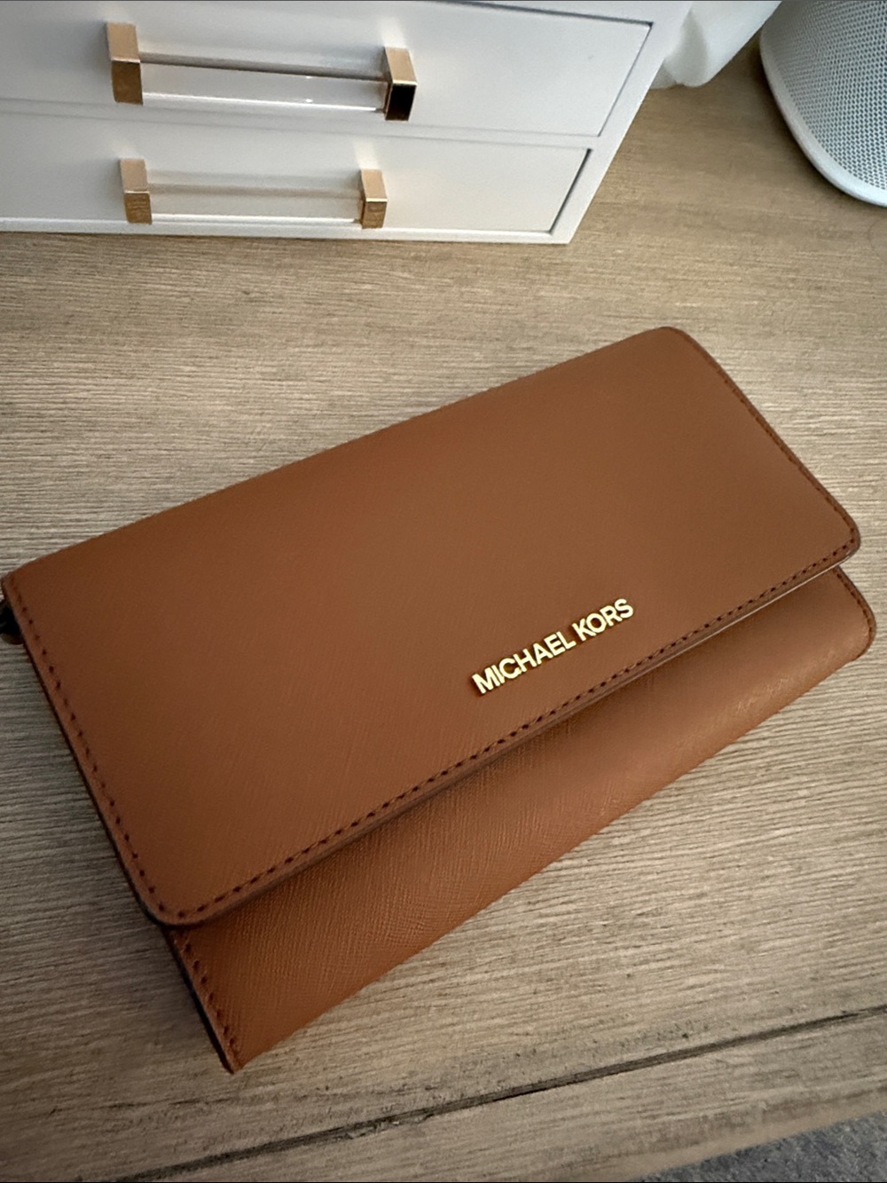 NWOT Michael Kors jet set zip crossbody wallet with logo. Authentic, clutch, bag